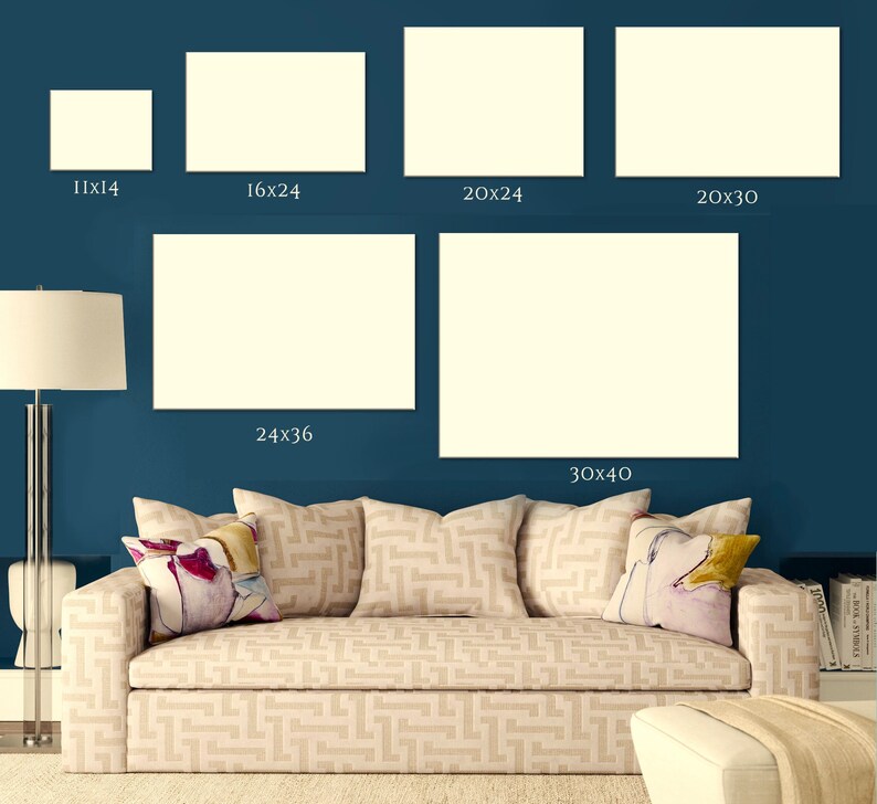 Puede incluir: Una sala de estar con un sof&aacute; beige y una pared azul. Hay cinco marcos blancos de diferentes dimensiones colgados en la pared. Los marcos est&aacute;n etiquetados con sus dimensiones en pulgadas. El sof&aacute; tiene dos almohadas con patrones florales y una tercera almohada con un patr&oacute;n geom&eacute;trico.
