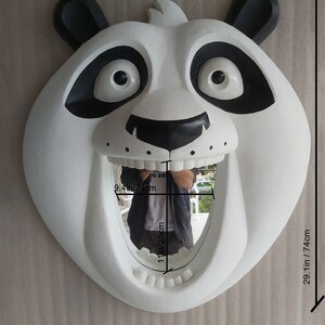 Puede incluir: Espejo blanco con forma de oso panda con detalles negros. El espejo mide 74 cm de alto y 67 cm de ancho. La abertura del espejo mide 28 cm de ancho y 24 cm de alto. El panda tiene la boca muy abierta con dientes.