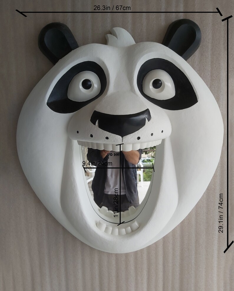 Puede incluir: Espejo blanco con forma de oso panda con detalles negros. El espejo mide 74 cm de alto y 67 cm de ancho. La abertura del espejo mide 28 cm de ancho y 24 cm de alto. El panda tiene la boca muy abierta con dientes.
