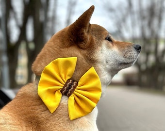 Gele vlinderdas voor een hond, hondenhalsbandstrik met bruin lint
