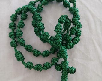 Rosario de cordón verde con surtido de ofrendas sacramentales