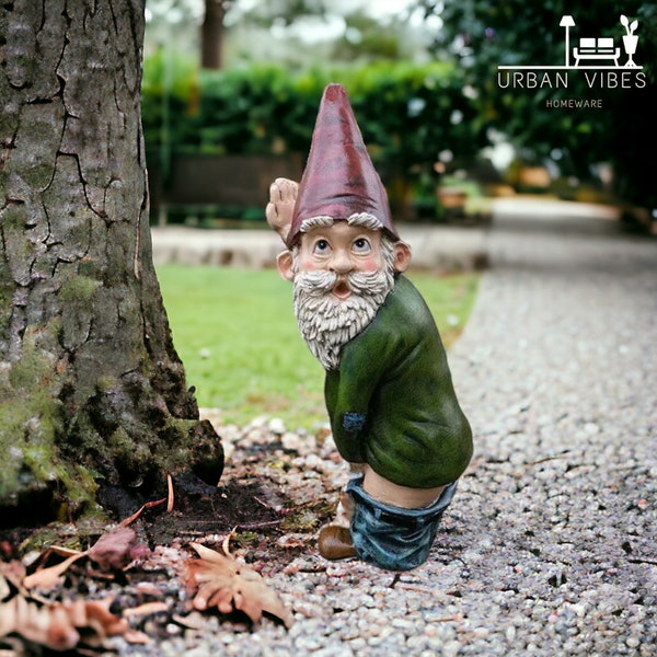 Peeing Gnome Gartenstatue, freche urinierende Gnomfigur, lustige pinkelnde alte Mannkarikatur, Feengartenzwergverzierung, Hinterhofdekor