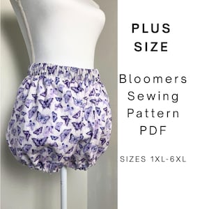 Puede incluir: Patrón de costura de bloomers de talla grande en formato PDF. Los bloomers son blancos con un estampado de mariposas moradas. La cintura elástica es visible. Tallas disponibles: 1XL-6XL.