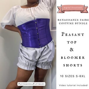 Puede incluir: Una blusa campesina blanca con mangas abullonadas, un corsé morado con cierres metálicos frontales y pantalones cortos bombachos de color gris claro. El texto en la imagen dice: digital Download, RENAISSANCE FAIRE COSTUME BUNDLE, PEASANT TOP & BLOOMER SHORTS, 10 SIZES S-6XL, Video tutorial Included!, PatternoiaPatterns.