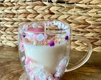 “Flower power” candle with violet scent