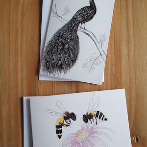 Wenskaartenset van 2, natuurafbeeldingen, pauw en bijen ontwerp.
