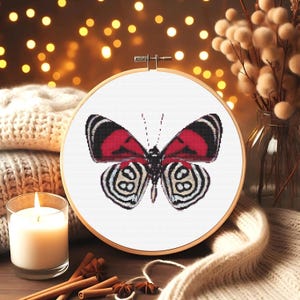 Mariposa en punto de cruz, punto de cruz contado, gráfico de punto de cruz, patrón de bordado, diseño de punto X floral, patrón PDF de descarga instantánea