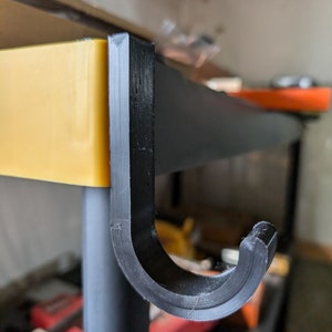 Peut inclure: Ensemble de trois tasses en céramique avec une finition mate et mouchetée. Les tasses sont de couleur crème, marron clair et marron foncé. Chaque tasse a un design simple et minimaliste, parfait pour le café ou le thé.