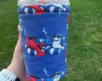 Funda para enfriador de café con diseño de langosta y tiburón bebiendo Martini