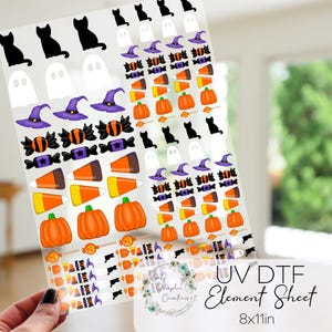 Puede incluir: Una lámina transparente con pegatinas temáticas de Halloween. Los diseños incluyen gatos negros, fantasmas, sombreros de bruja, caramelos, maíz dulce y calabazas. La lámina mide 20,3 x 27,9 cm.