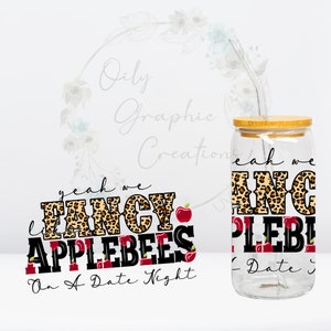 Puede incluir: Un vaso de vidrio transparente con tapa de bambú y una pajita. El vaso tiene un diseño de estampado de leopardo con el texto "Yeah we fancy like Applebees on a date night".