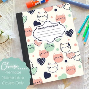 Puede incluir: Cuaderno de composición con una cubierta color crema con un estampado de gatos de dibujos animados, corazones y lunares en rosa, verde menta y azul marino. El cuaderno tiene un lomo negro y la inscripción "COMPOSITION BOOK" en la cubierta.
