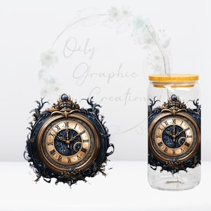 Op de afbeelding: Een glazen beker met een bamboe deksel en een rietje. De beker heeft een afbeelding van een gouden wijzerplaat met Romeinse cijfers en ingewikkelde tandwielen in de wijzerplaat. De wijzerplaat is omgeven door een donkerblauwe en gouden, sierlijke lijst.