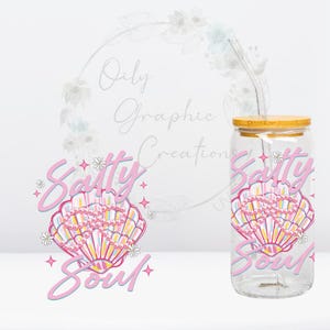 Könnte beinhalten: Ein klares Glasgefäß mit Bambusdeckel und Strohhalm. Das Gefäß ist mit einer pinkfarbenen und weißen Grafik einer Muschel mit Perlen und dem Text "Salty Soul" verziert.