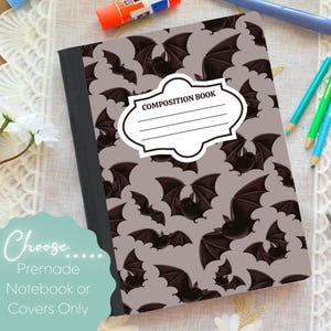 Op de afbeelding: Een compositieboek met een grijze achtergrond en een patroon van zwarte vleermuizen. De kaft heeft een wit label met de tekst "COMPOSITION BOOK". Het notitieboek is een kant-en-klaar notitieboek of alleen covers.