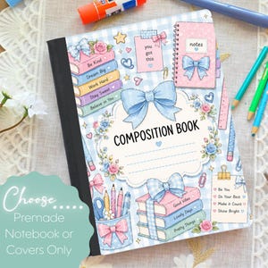 Op de afbeelding: Een compositieboek met een lichtblauwe ruitjesachtergrond met illustraties van stapels boeken, strikken, bloemen en hartjes. De kaft toont de tekst "COMPOSITION BOOK" in het midden, omringd door decoratieve elementen en notities.