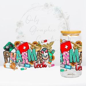 Puede incluir: Un vaso de vidrio transparente con tapa de bambú y una pajita. El vaso tiene un diseño gráfico colorido con las palabras "Pharmacy Tech" y un botiquín de primeros auxilios rojo. El diseño también incluye girasoles, un mortero y un pilón, y un caduceo médico.