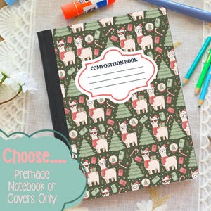 Puede incluir: Un cuaderno de composición con una cubierta verde oscuro que presenta un patrón repetitivo de llamas con bufandas y gorros rojos, árboles de Navidad, regalos y bastones de caramelo. Una etiqueta blanca con borde rojo está centrada.
