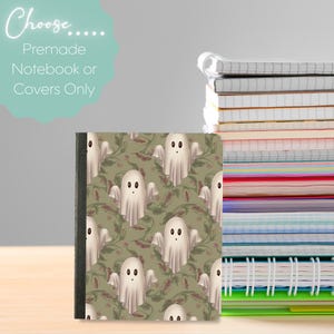 Puede incluir: Un cuaderno con una cubierta que presenta un patrón repetido de fantasmas de dibujos animados amigables sobre un fondo verde con acentos florales. El texto "Choose... Premade Notebook or Covers Only" está en la esquina superior izquierda. Una pila de cuadernos está en el fondo.