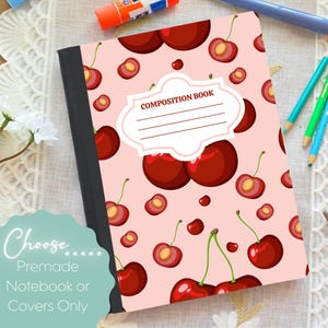 Könnte beinhalten: Notizbuch mit rosa Einband und einem Muster aus roten Kirschen. Der Einband hat ein weißes Etikett mit der Aufschrift "COMPOSITION BOOK" und Linien zum Schreiben. Der Buchrücken ist schwarz.