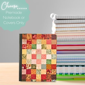 Peut inclure: Un cahier avec une couverture patchwork aux tons de rouge, orange, vert et jaune. La couverture est faite de petits carrés de tissu. Le texte "Choose... Premade Notebook or Covers Only" est dans le coin supérieur gauche. Une pile de cahiers est en arrière-plan.