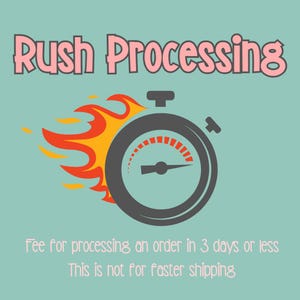 Può includere: Un grafico con il testo Rush Processing in lettere rosa sopra un'icona di cronometro grigio scuro con un design a fiamma rossa e arancione. Sotto l'icona, il testo recita Fee for processing an order in 3 days or less. This is not for faster shipping.