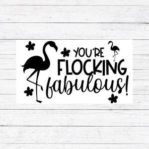 Könnte beinhalten: Schwarz-weißes Grafikdesign mit dem Text "You're flocking fabulous!" mit einem Flamingo und floralen Akzenten.