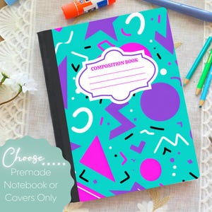 Puede incluir: Un cuaderno de composición con una cubierta de color turquesa brillante que presenta un patrón repetitivo de formas geométricas moradas y rosas, incluyendo triángulos, círculos y garabatos. Una etiqueta blanca con el texto COMPOSITION BOOK.