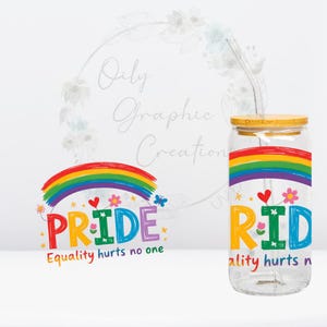 Könnte beinhalten: Ein durchsichtiges Glas im Dosen-Design mit einem Regenbogenmuster und dem Wort "PRIDE" in bunten Buchstaben. Der Text "Equality hurts no one" steht unter dem Wort "PRIDE". Der Becher hat einen Bambusdeckel und einen durchsichtigen Strohhalm.