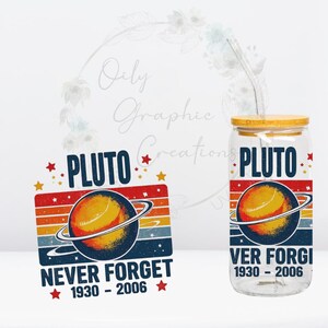 Peut inclure: Un gobelet en verre avec un couvercle en bambou et une paille, orné d'un motif Pluton. Le design comprend une illustration de la planète avec des anneaux, le mot "PLUTO" et le texte "NEVER FORGET 1930-2006" sur un fond rétro.
