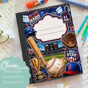 Puede incluir: Un cuaderno rectangular con lomo negro y una portada con temática de béisbol. El diseño incluye una pelota, un bate, un guante, un trofeo, un casco y un marcador que muestra 07-06-03. El texto incluye PLAY HARD, #1 FAN y ALL STAR.