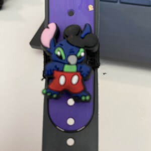 Stitch wears the pants band slider