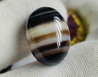 Banded Agate Cabochon: Oval Yemeni Aqeeq Gemstone, 22.70 CT