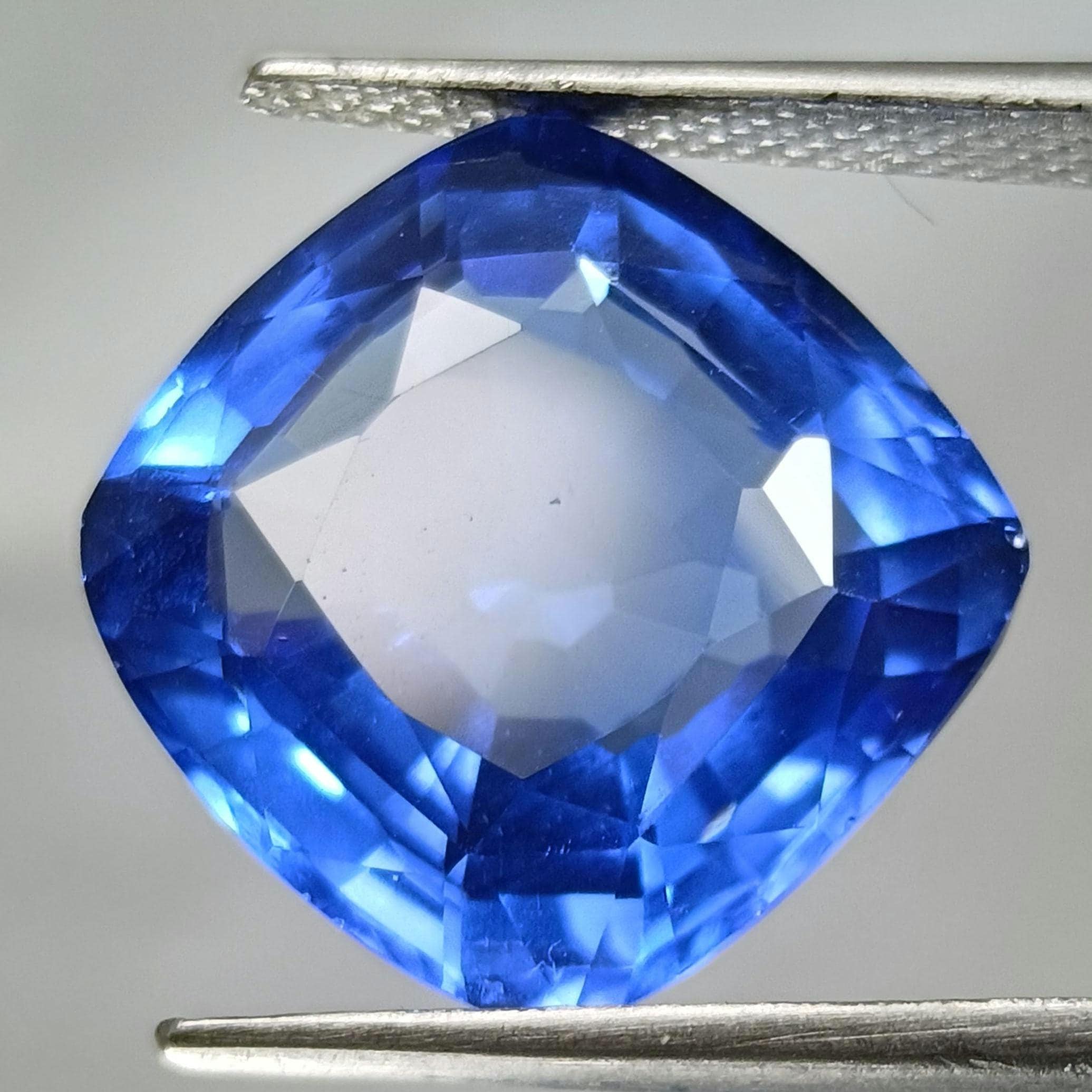 Saphir Bleu De Birmanie (Myanmar) 10,755 Carats Non Traité - Taille émeraude, Excellent