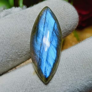 Hermoso cabujón de labradorita de color azul cielo con fuego, talla marquesa, 30 x 12 mm. Excelente labradorita de primera calidad, para usar como anillo, colgante y pulsera.