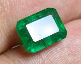3,70 kt Muzogroen smaragd stralend geslepen losse achthoekige vorm 9,90 x 7,50 mm. Majestueuze groene smaragd aardemijn Kagem oude smaragden IGiTL-gecertificeerd