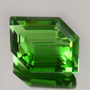 102 carats. Péridot vert, pierre précieuse brute d&#39;août, cristal de naissance pour la fabrication de bijoux, pierre de guérison, équilibrage des chakras, cadeau unique pour elle
