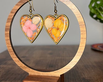 Pendientes de flores secas en forma de corazón con escamas de oro rosa