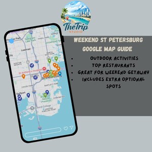 以下が含まれることがあります： スマートフォンには、フロリダ州セントピーターズバーグの地図が表示され、さまざまな場所のマーカーが付いています。画面には「WEEKEND ST PETERSBURG GOOGLE MAP GUIDE」というテキストが表示され、アウトドアアクティビティや人気レストランがリストされています。The Trip Studioのロゴが表示されています。