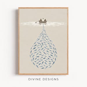 Puede incluir: Una lámina artística enmarcada con fondo beige que muestra un pequeño bote marrón con tres figuras sobre el agua. Debajo del bote, un gran banco de peces azules en forma de gota desciende, creando una conexión visual con el bote superior.