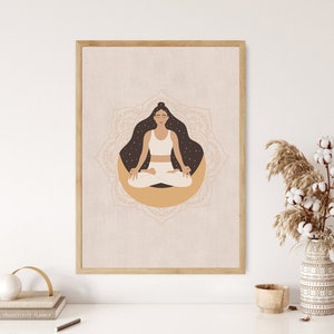 Peut inclure: Une illustration numérique d'une femme méditant en position de lotus à l'intérieur d'un mandala. La femme a de longs cheveux noirs et porte un débardeur blanc. Le mandala est beige et blanc avec une forme de croissant de lune dorée derrière la femme.