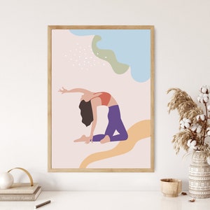 Könnte beinhalten: Eine digitale Illustration einer Person, die eine Yoga-Pose auf einem rosa Hintergrund mit abstrakten Formen in Blau, Grün und Gelb macht.