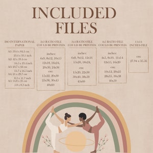 Op de afbeelding: Digitale print met maatdetails in cm en inches. De afbeelding toont twee vrouwen in yogahoudingen onder een regenboog. Tekst bevat "INCLUDED FILES" en afdrukopties. Maten zijn onder meer A1, A2, A3, A4, A5.