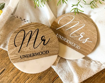 Benutzerdefinierte Mr & Mrs Untersetzer Set aus Holz, Holz und Marmor Untersetzer, Hochzeitsgeschenke, Familienname Holzuntersetzer, Paare Geschenke, Brautpaar Geschenke