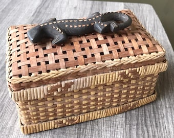 Cesta de mimbre estilo bohemio con asa de gecko, contenedor de almacenamiento elegante de 7,5 x 4,5 x 3,5 pulgadas.