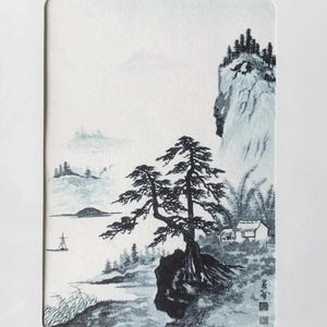 Puede incluir: Una tarjeta rectangular presenta una pintura monocromática con tinta de un paisaje sereno. La obra de arte representa una escena costera con un árbol, una pequeña casa y un barco en el agua. Las montañas y las nubes llenan el fondo.