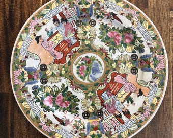 Plato antiguo de porcelana china Famille Rose con medallón, dinastía Qing, principios del siglo XX.