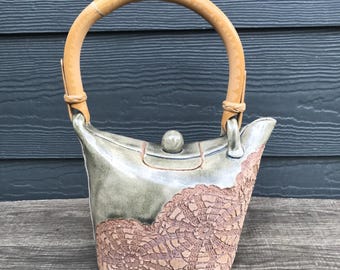 Tetera vintage con estampado de encaje, cerámica de jade, mango de madera de bambú, firmada por el estudio.