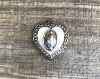 Colgante antiguo de plata de ley auténtica con forma de corazón de nácar y la imagen de la Virgen María Milagrosa, de 2,5 cm (1 pulgada)