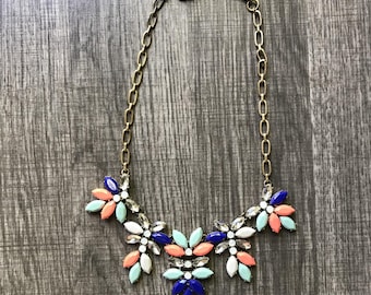 Collana vintage firmata J CREW color oro, trasparente, arancione, blu e acquamarina con strass, 45 cm.